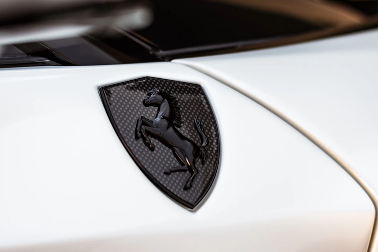 Tay đua này nâng cấp toàn bộ huy hiệu Ferrari dưới dạng sợi carbon màu đen. Đi kèm với mẫu xe mui trần này là phần mui có thể tháo rời bằng sợi carbon và mui canvas mềm.