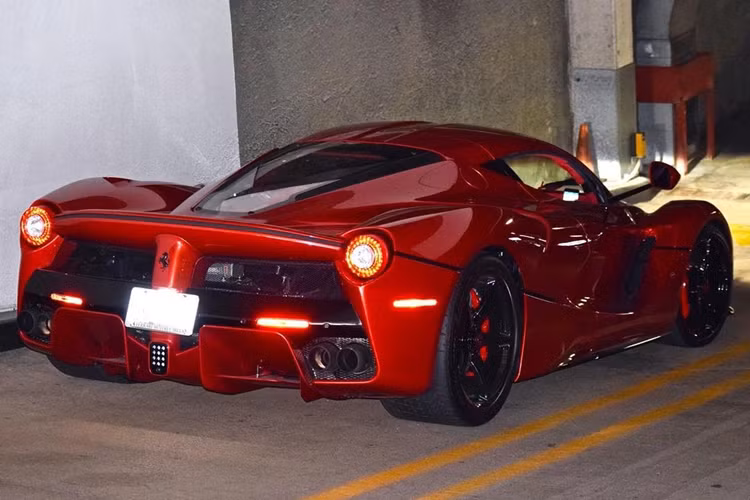 Kết hợp với động cơ này là hệ thống Thu hồi Động Năng (HY-KERS) và động cơ điện, thừa hưởng từ những mẫu xe đua Công Thức 1. Cơ cấu này có công suất 163 mã lực.