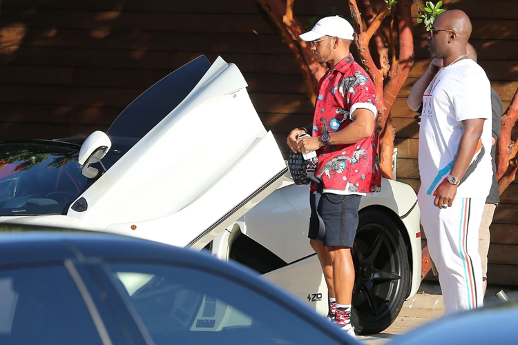 Ferrari LaFerrari Aperta: Vào tháng 6/2018, chiếc LaFerrari Aperta, phiên bản mui trần của LaFerrari, được bàn giao cho Lewis Hamilton tại Beverly Hills, California (Mỹ).