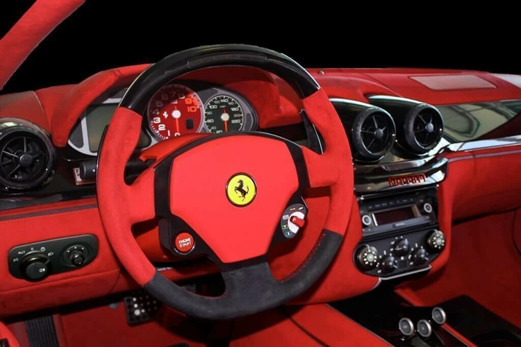 Nội thất chiếc xe nổi bật với chất liệu Alcantara màu đỏ tại nhiều vị trí. Ferrari SA Aperta vẫn có công suất 670 mã lực và mô-men xoắn 620 Nm. Với thiết kế mui trần hàng độc và số lượng giới hạn, mức giá bán lại của siêu xe này hơn 1,2 triệu USD.
