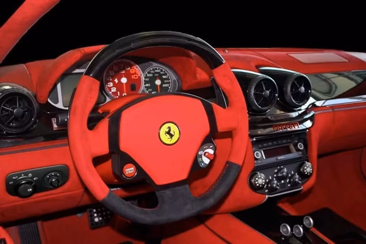 Nội thất chiếc xe nổi bật với chất liệu Alcantara màu đỏ tại nhiều vị trí. Ferrari SA Aperta vẫn có công suất 670 mã lực và mô-men xoắn 620 Nm. Với thiết kế mui trần hàng độc và số lượng giới hạn, mức giá bán lại của siêu xe này hơn 1,2 triệu USD.