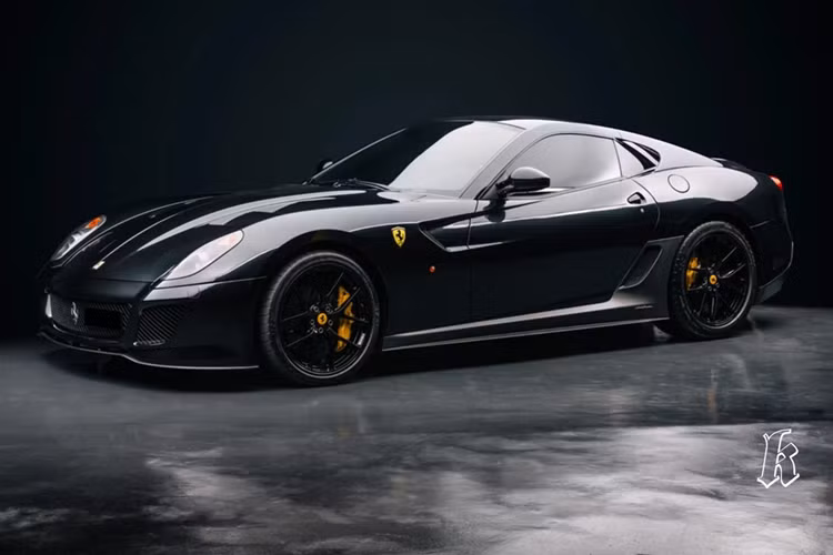 Ferrari 599 GTO: Đây là chiếc Ferrari đầu tiên của Lewis Hamilton sở hữu. Anh mua chiếc xe này vào năm 2010, vốn đang thi đấu cho đội đua McLaren với chức vô địch đầu tiên vào năm 2008.