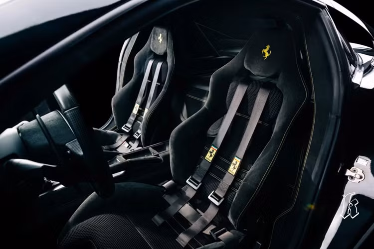 Nội thất của xe được bọc chất liệu Alcantara màu đen Nero, đi kèm các họa tiết trang trí màu vàng Giallo. Ghế đua Sabelt bằng sợi carbon nhẹ hơn bản tiêu chuẩn đến 17 kg.