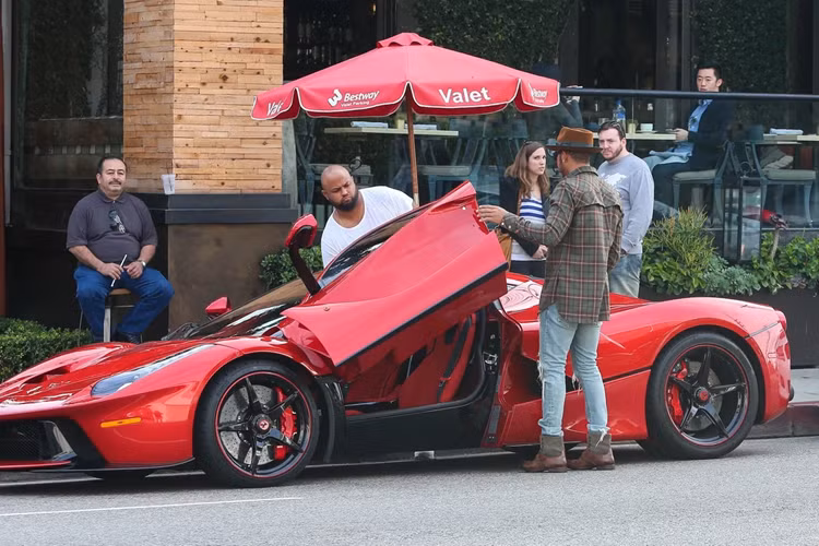 Khác với những chiếc LaFerrari thông thường mang màu đỏ Rosso Corsa truyền thống, chiếc xe của Lewis Hamilton sở hữu nước sơn đỏ Rosso Fuoco, bao gồm cả phần mui xe vốn thường được sơn đen.