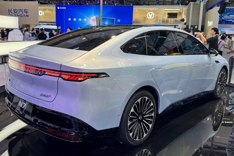 Chỉ biết rằng, xe sẽ được trang bị ghế không trọng lực được bọc bằng chất liệu "mượt như tơ lụa" và có hệ thống chỉnh tư thế thích ứng. Dựa trên dữ liệu từ 49 cảm biến, hệ thống sẽ điều chỉnh ghế cho phù hợp với người lái.