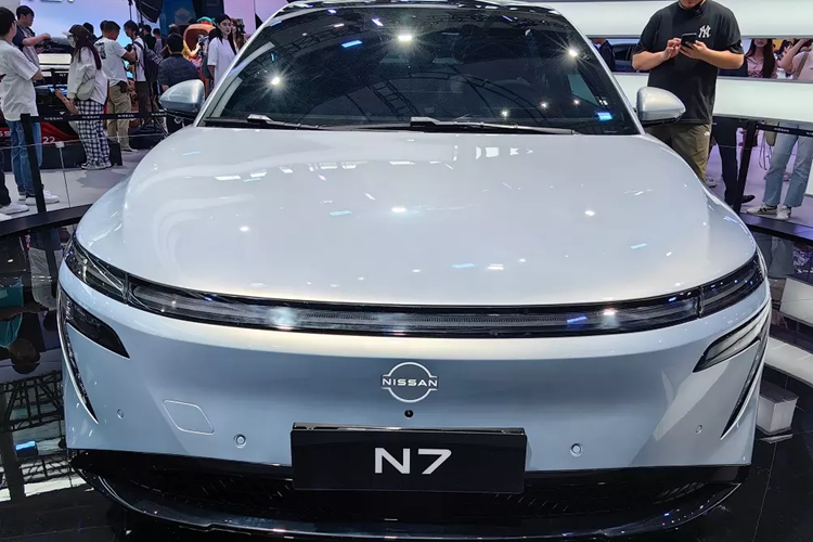 Không chi có kích thước khá lớn so với sedan hạng trung điển hình, sedan điện Nissan N7 2025 còn mang trên mình thiết kế mượt mà và khí động lực học. Tuy nhiên, theo đánh giá của nhiều người, mẫu xe điện Nhật Bản này khá giống với đối thủ nội địa Xpeng P7.