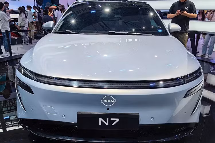 Không chi có kích thước khá lớn so với sedan hạng trung điển hình, sedan điện Nissan N7 2025 còn mang trên mình thiết kế mượt mà và khí động lực học. Tuy nhiên, theo đánh giá của nhiều người, mẫu xe điện Nhật Bản này khá giống với đối thủ nội địa Xpeng P7.