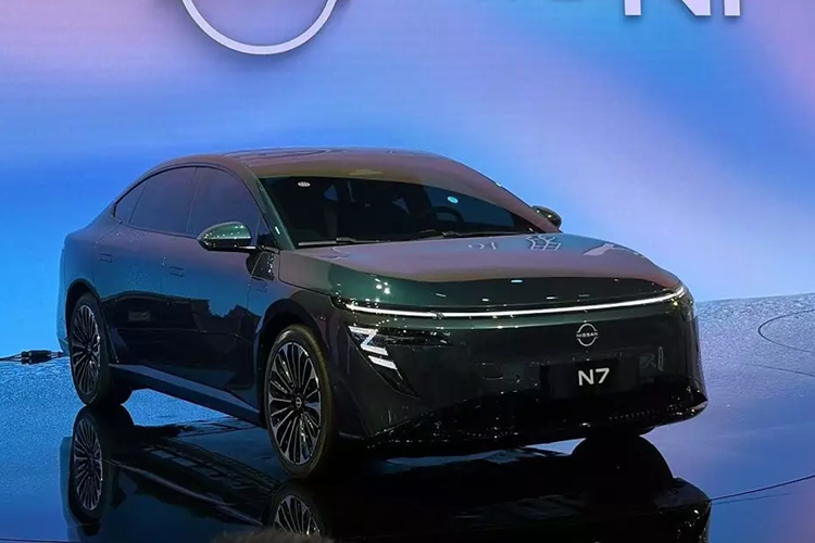 Là phiên bản thương mại của mẫu xe concept Epoch từng trình làng lần đầu tiên tại triển lãm Ô tô Bắc Kinh 2024 diễn ra vào tháng 4 năm nay, Nissan N7 thuộc phân khúc sedan hạng D. Xe sở hữu kích thước dài x rộng x cao lần lượt 4.930 x 1.895 x 1.487 mm và chiều dài cơ sở 2.915 mm.