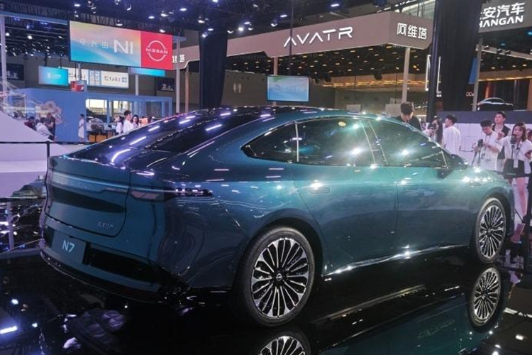 Điều này chứng tỏ hãng Nissan chưa có kế hoạch tung N7 ra thị trường Trung Quốc trong tương lai gần. Nhiều khả năng xe sẽ được bán ra ở thị trường tỷ dân này từ quý II năm sau. Giá bán của Nissan N7 đương nhiên vẫn là ẩn số. Xe là sản phẩm do liên doanh Dongfeng-Nissan phát triển và lắp ráp.