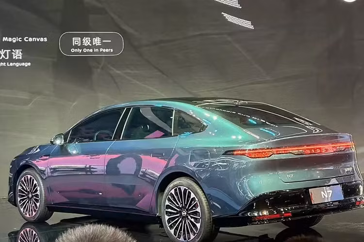 Phía sau, Nissan N7 được trang bị cụm đèn hậu LED nối liền hai bên và có thiết kế khá mỏng gọn. Tương tự cản trước, cản sau của xe cũng được ốp màu đen bóng. Hiện hãng Nissan chưa công bố hình ảnh nội thất của mẫu xe điện này.