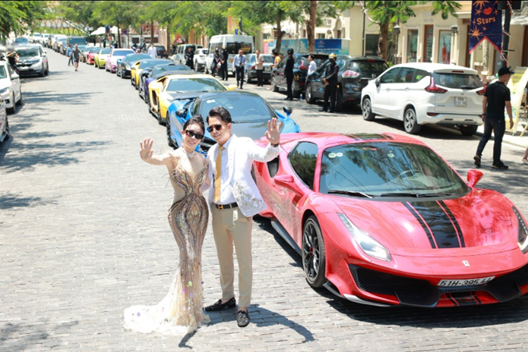 Theo đó, sự kiện có sự góp mặt của hàng loạt siêu xe của Hoàng Kim Khánh như: Lamborghini Aventador S LP 740-4, Ferrari 488 Pista Spider, Porsche 911 Turbo S, Aston Martin Vantage, Morgan Plus Six…