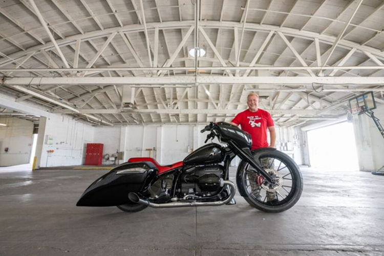 Có tên riêng là BMW R18 One Eight C độ, chiếc bagger (dòng môtô đường trường cỡ lớn với ngoại hình đồ sộ) này là sự kết hợp tuyệt vời giữa tính thẩm mỹ cổ điển và phong cách đặc biệt của BMW.