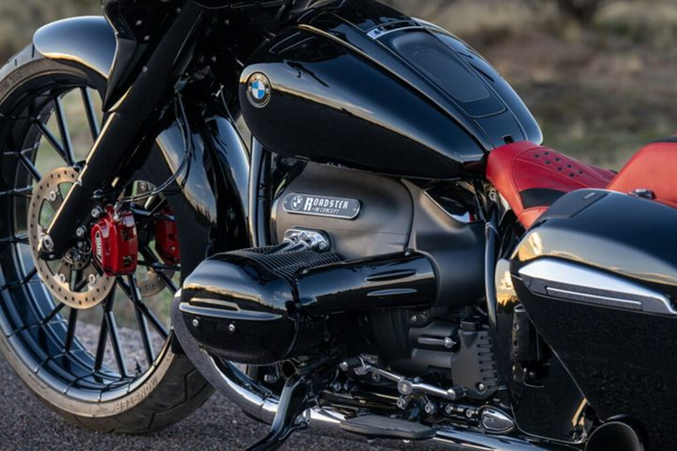 Để khiến bản độ trở nên nổi bật hơn, Yaffe đã lắp cho chiếc bagger này vành trước có kích thước 26 inch x 5,5 inch. Bộ mâm được cắt từ một khối nhôm duy nhất, nặng tới 181 kg và đi kèm lốp trước cũng được đúc riêng.