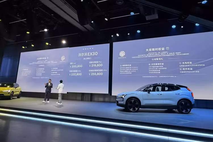 Có bốn mẫu xe điện Volvo EX30 mới trên thị trường lần này, với mức giá trong khoảng từ 200.800 nhân dân tệ đến 255.800 nhân dân tệ, tương đương 655 triệu đồng đến 835 triệu đồng, các mẫu xe này có quãng đường chạy điện thuần túy theo CLTC của Trung quốc là 410 đến 590 km.