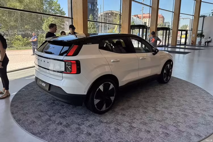 Mặt trước sẽ có thiết kế khép kín nhưng vẫn giữ lại logo Volvo cá tính. Tiếp đến, chiếc SUV cỡ nhỏ Volvo EX30 có đường cong thân xe mượt mà, ba trụ ABC cũng được thiết kế theo phong cách đen bóng, trang bị mâm cỡ lớn cản gió thấp và ốp hông có dải chống trầy xước. Điều đáng nói là xe không sử dụng thiết kế tay nắm cửa ẩn.