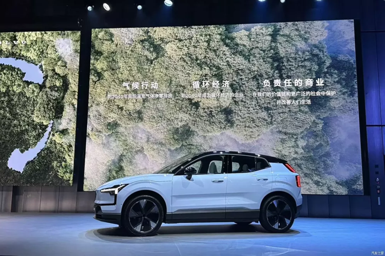 Nhìn vào phần đuôi xe, chiếc xe mới vẫn mang phong cách gia đình Volvo, với đèn hậu chia đôi trên và dưới, nhưng vẫn tạo sự kết nối bền chặt, bên dưới có thêm dòng chữ "Volvo Châu Á Thái Bình Dương" thể hiện bản sắc nội địa. Chiếc xe mới được xây dựng trên kiến trúc chạy điện thuần túy của nền tảng Haohan.