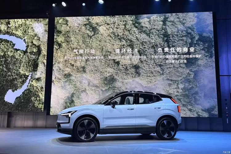 Nhìn vào phần đuôi xe, chiếc xe mới vẫn mang phong cách gia đình Volvo, với đèn hậu chia đôi trên và dưới, nhưng vẫn tạo sự kết nối bền chặt, bên dưới có thêm dòng chữ "Volvo Châu Á Thái Bình Dương" thể hiện bản sắc nội địa. Chiếc xe mới được xây dựng trên kiến trúc chạy điện thuần túy của nền tảng Haohan.