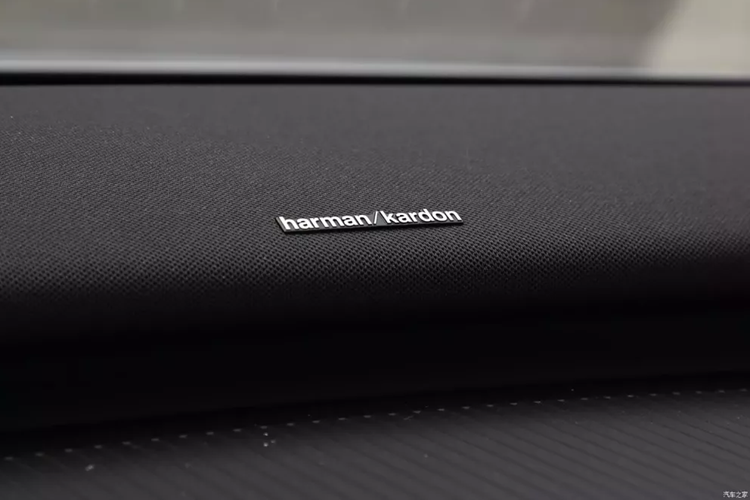 Theo quan điểm của Volvo, nhóm khách hàng chính của EX30 là giới trẻ, đặc biệt là những gia đình mới cưới cũng như những chủ xe Volvo cũ muốn mua chiếc xe đầu tiên cho con cái. Đối thủ trực tiếp nhất của Volvo EX30 trên thị trường SUV cỡ nhỏ là Audi Q2L e-tron, vừa là mẫu SUV cỡ nhỏ vừa là sản phẩm thương hiệu hạng sang.