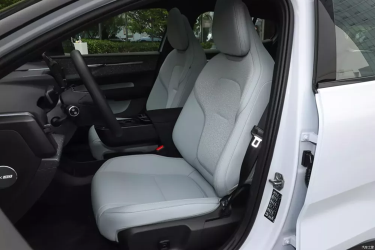 Thiết kế soundbar Harman Kardon dài 1,2 mét trên xe điện Volvo EX30 trải dài toàn bộ cạnh trước của bảng điều khiển, tạo cảm giác như đang nghe một buổi biểu diễn trực tiếp. Về sức mạnh, xe Volvo EX30 có ba phiên bản, đó là dẫn động cầu sau lithium iron phosphate một động cơ, dẫn động cầu sau lithium ba động cơ đơn và dẫn động bốn bánh lithium ba động cơ kép.