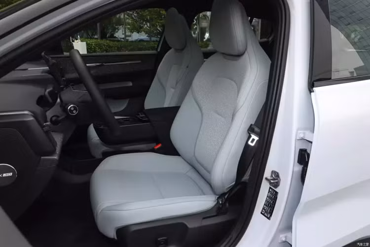 Thiết kế soundbar Harman Kardon dài 1,2 mét trên xe điện Volvo EX30 trải dài toàn bộ cạnh trước của bảng điều khiển, tạo cảm giác như đang nghe một buổi biểu diễn trực tiếp. Về sức mạnh, xe Volvo EX30 có ba phiên bản, đó là dẫn động cầu sau lithium iron phosphate một động cơ, dẫn động cầu sau lithium ba động cơ đơn và dẫn động bốn bánh lithium ba động cơ kép.