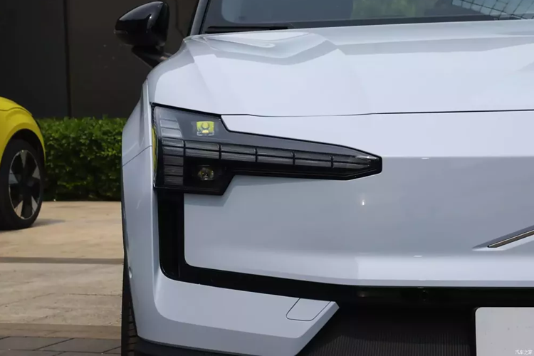 Volvo là thương hiệu tuân thủ khái niệm phát triển bền vững. Nội thất của xe sử dụng các tấm trang trí bằng sợi lanh và thành phần tannin, đồng thời áp dụng quy trình dệt trơn và pha trộn len, 30% nhựa có thể tái chế và vật liệu tái tạo được sử dụng trong các tấm trang trí.