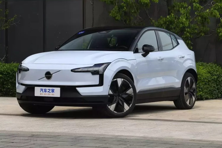 SUV điện Volvo EX30 là mẫu xe toàn cầu tiếp nối phong cách "thiết kế Scandinavia" mang tính biểu tượng của thương hiệu xe Thụy Điển nhưng đã về tay người Trung Quốc kinh doanh. Điều này dễ thấy nhất ở phần đầu xe chính là đèn pha hình chữ “T”, sử dụng nguồn sáng dạng lưới bên trong trông đầy công nghệ.