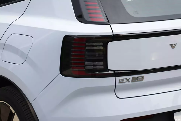 Thiết kế viền cửa được lấy cảm hứng từ bầu trời đầy sao ở Abisko, miền bắc Thụy Điển. Người ta cho rằng không có hai chiếc Volvo EX30 giống hệt nhau trên thế giới có viền đầy sao giống nhau. Về mặt cá nhân hóa, xe mới có 5 màu ngoại thất và 4 màu chủ đề nội thất.