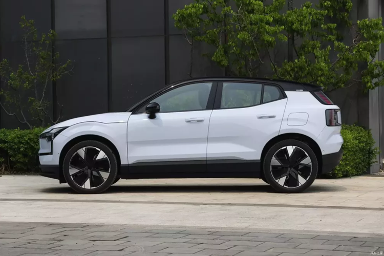 Volvo cũng sẽ tung ra thị trường nhiều cấp độ mẫu xe từ năm 2024 đến 2025, và EX90 dự kiến sẽ ra mắt chính thức vào cuối năm nay. Với sự ra mắt của EX30, chúng tôi cũng mong muốn Volvo sẽ mang đến thị trường nhiều sản phẩm độc đáo và cá tính hơn để làm phong phú thêm sự lựa chọn của người tiêu dùng.