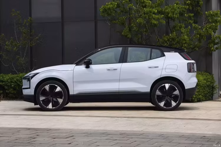 Volvo cũng sẽ tung ra thị trường nhiều cấp độ mẫu xe từ năm 2024 đến 2025, và EX90 dự kiến sẽ ra mắt chính thức vào cuối năm nay. Với sự ra mắt của EX30, chúng tôi cũng mong muốn Volvo sẽ mang đến thị trường nhiều sản phẩm độc đáo và cá tính hơn để làm phong phú thêm sự lựa chọn của người tiêu dùng.