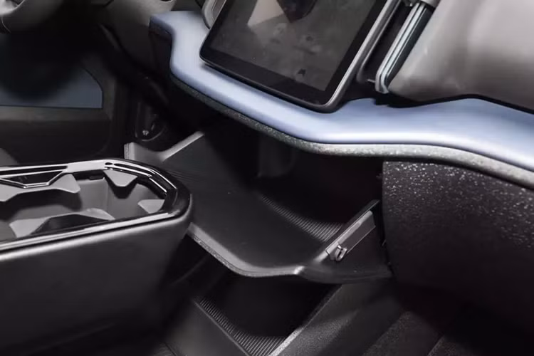 Còn động cơ phía sau tạo ra công suất 200kW và mô men xoắn 343Nm. Công suất tổng cộng là 315 kW, mô-men xoắn cực đại là 543 Nm. Xe có khả năng tăng tốc từ 0-100km/h là 3,6 giây. Phiên bản dẫn động 4 bánh còn được trang bị bộ pin 66kWh, tầm hoạt động tối đa 540 km. Tất cả các kiểu máy có thể sạc từ 10% đến 80% chỉ trong 26 phút với sạc nhanh DC.