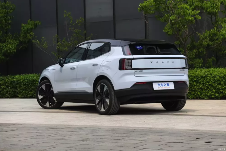 Về kích thước, chiều dài, chiều rộng và chiều cao của xe lần lượt là 4233/1838/1555mm, chiều dài cơ sở là 2650mm. Chiều dài tổng thể của xe không lớn lắm, được coi là một chiếc SUV cỡ nhỏ. Mẫu xe cấp thấp được trang bị vành 225/55 R18, mẫu tầm trung được trang bị vành 245/45 R19, mẫu cao cấp nhất được trang bị vành 245/40 R20.