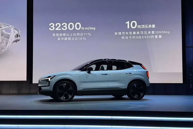 Là mẫu SUV nhỏ nhất trong lịch sử của Volvo, ông Yu Kexin, Chủ tịch Công ty Kinh doanh Volvo Cars Greater China cho biết: “EX30 đại diện cho sự đi đầu trong xu hướng thời trang hiện nay và là chiếc xe đầu tiên mà thương hiệu Volvo mang đến cho nhóm người dùng trẻ.