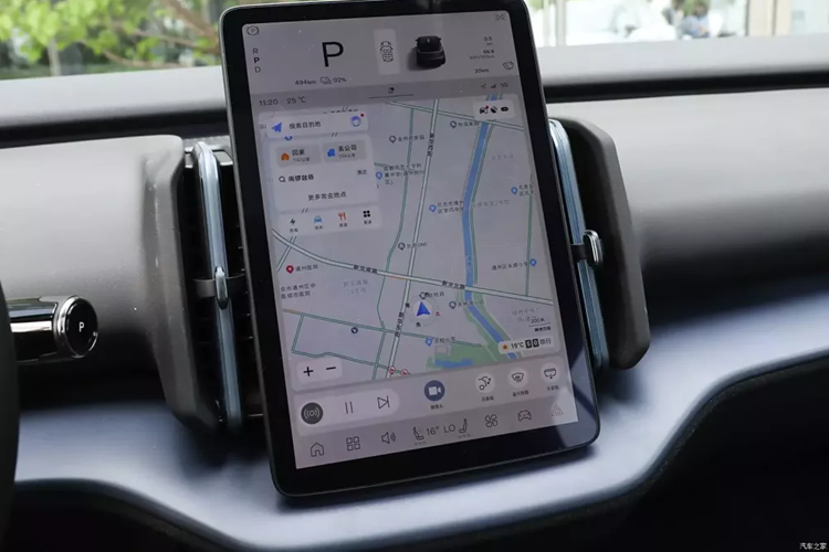 Phiên bản dẫn động cầu sau lithium ternary được trang bị bộ pin 66kWh và có phạm vi hoạt động theo chu trình thử nghiệm CLTC của Trung quốc là 590 km. Sau cùng, Volvo EX30 phiên bản dẫn động bốn bánh sử dụng động cơ kép phía trước và phía sau. Động cơ phía trước tạo ra công suất 115 kW và mô men xoắn 200Nm