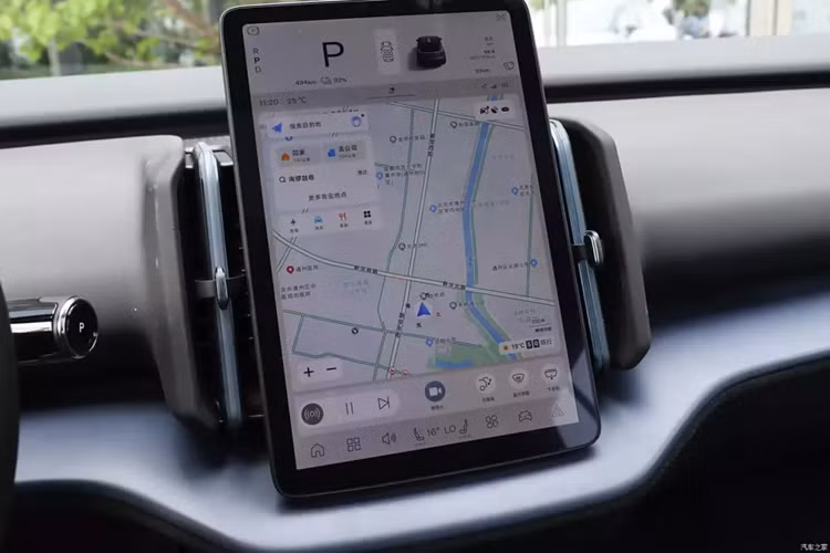 Phiên bản dẫn động cầu sau lithium ternary được trang bị bộ pin 66kWh và có phạm vi hoạt động theo chu trình thử nghiệm CLTC của Trung quốc là 590 km. Sau cùng, Volvo EX30 phiên bản dẫn động bốn bánh sử dụng động cơ kép phía trước và phía sau. Động cơ phía trước tạo ra công suất 115 kW và mô men xoắn 200Nm