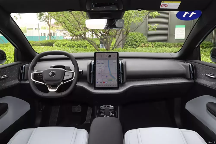 Các ổ cắm cũng được ẩn đi, cùng với tựa tay trung tâm phẳng và êm ái, hầu như không có nút bấm vật lý nào trên toàn bộ xe mang đầy hơi hướng công nghệ và cũng bộc lộ nhiều cảm giác cao cấp, dù đây chỉ là 1 chiếc xe SUV cỡ nhỏ.