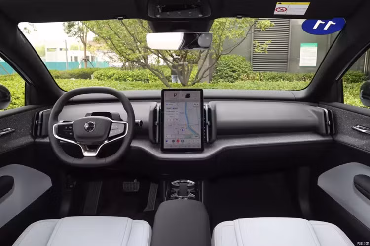 Các ổ cắm cũng được ẩn đi, cùng với tựa tay trung tâm phẳng và êm ái, hầu như không có nút bấm vật lý nào trên toàn bộ xe mang đầy hơi hướng công nghệ và cũng bộc lộ nhiều cảm giác cao cấp, dù đây chỉ là 1 chiếc xe SUV cỡ nhỏ.