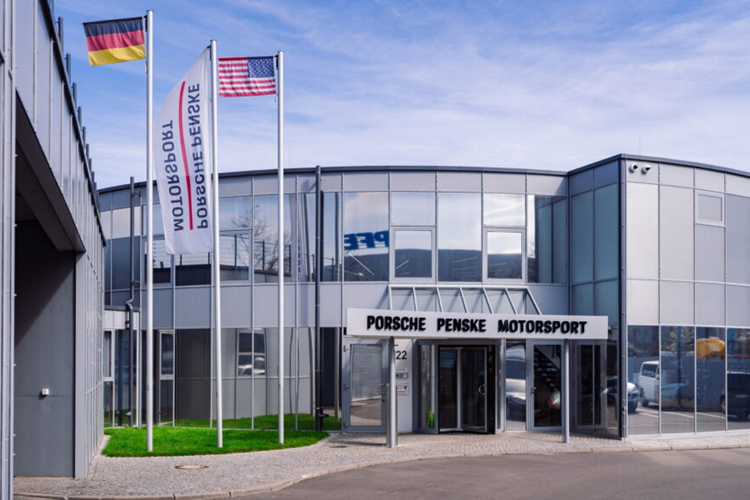 Trái ngược với những cuộc đua F1, Vettel cảm thấy có phần “bỡ ngỡ” khi cầm lái những chiếc xe đua mui cứng trên đường đua như trong cuộc thử nghiệm xe Porsche cho giải đua sức bền. Trên thực tế, trải nghiệm lái xe đua mui kín của Vettel thường chỉ có ở các vòng đua Demo hoặc trong giải đấu Race of Champions.