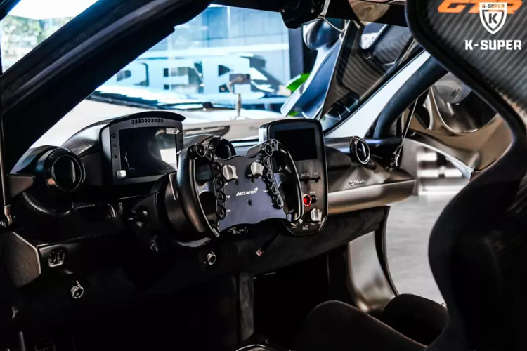 Đại lý này đang chào bán chiếc siêu xe đường đua McLaren Senna GTR từng được Phan Công Khanh nhập về Việt Nam là 1.888.800 Euro, tương đương 48 tỷ đồng.