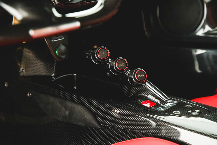 Được chế tạo dựa trên khung gầm bằng sợi carbon hiện đại, chiếc xe này có khoảng sáng gầm và trọng tâm thấp hơn so với Ferrari Enzo, cho phép mẫu xe có khả năng tăng tốc từ 0-100 km/h chỉ trong 2,5 giây.