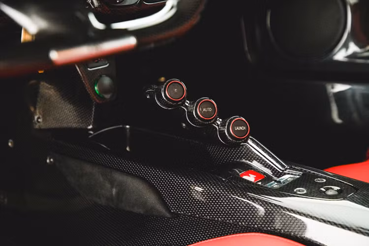 Được chế tạo dựa trên khung gầm bằng sợi carbon hiện đại, chiếc xe này có khoảng sáng gầm và trọng tâm thấp hơn so với Ferrari Enzo, cho phép mẫu xe có khả năng tăng tốc từ 0-100 km/h chỉ trong 2,5 giây.