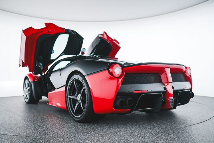 Vì là một mẫu xe thử nghiệm nên ODO của chiếc xe khá cao, ở mức 16.412 km. Mẫu xe được sơn màu đỏ Rosso Corsa với một số chi tiết màu mộc, từ đây minh chứng về việc thử nghiệm của chiếc siêu ngựa Ý.