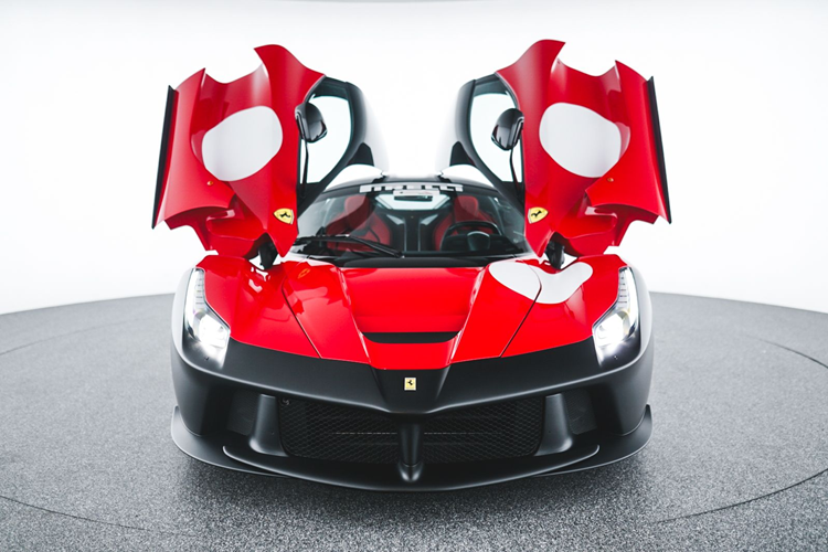 Đây cũng là chiếc Ferrari đầu tiên được hãng siêu xe ý tự thiết kế mà không có sự trợ giúp của studio thiết kế bên ngoài như Pininfarina, tạo nên phong cách chung cho các mẫu Ferrari còn lại của năm 2010, như SF90 Stradale thời hiện đại.