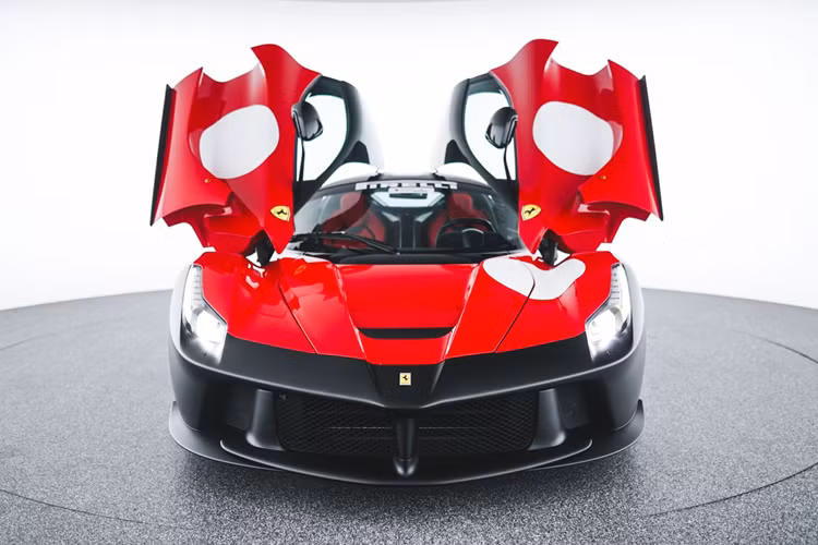 Đây cũng là chiếc Ferrari đầu tiên được hãng siêu xe ý tự thiết kế mà không có sự trợ giúp của studio thiết kế bên ngoài như Pininfarina, tạo nên phong cách chung cho các mẫu Ferrari còn lại của năm 2010, như SF90 Stradale thời hiện đại.