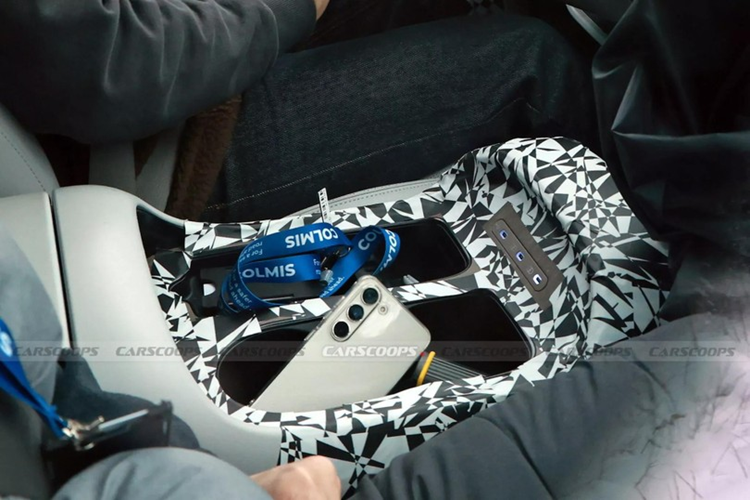 Bên cạnh đó, hệ thống đèn pha được đặt cao hơn và có thiết kế mới. Nhiều khả năng đèn hậu của Palisade 2026 cũng được làm dạng ngang kéo dài sang hai bên, đúng với phong cách của thương hiệu.