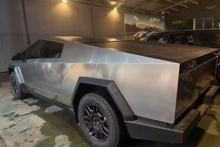 Vận tốc tối đa của xe tăng lên 209 km/h trong khi phạm vi di chuyển giảm xuống còn 515 km. Nếu có thêm pin bổ sung như phiên bản AWD, Tesla Cybertruck Cyberbeast 2024 có thể chạy được 708 km.