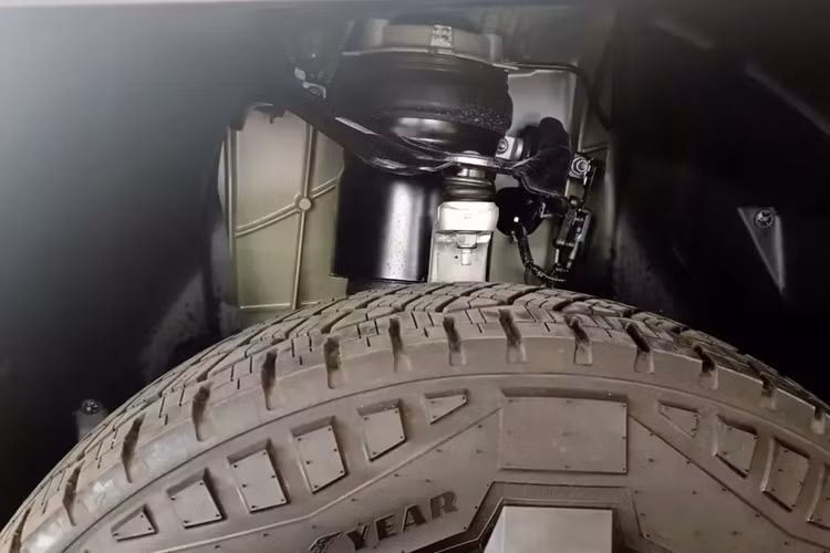 Không chỉ vậy, xe còn có góc tiếp cận 35 độ và góc khởi hành 28 độ khiến chiếc bán tải của Tesla trở thành một cỗ máy địa hình đáng gờm. Về nội thất, bên trong khoang cabin của Tesla Cybertruck được thiết kế theo phong cách tối giản với màn hình cảm ứng trung tâm 18,5 inch, màn hình giải trí 9,4 inch dành cho hành khách phía sau và trần kính toàn cảnh.