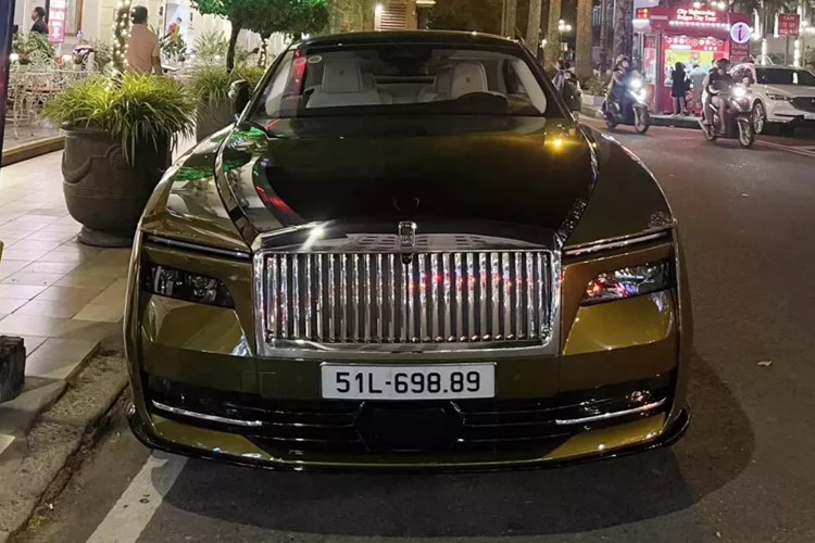 Và đúng với phương châm của Rolls-Royce luôn tạo ra 1 chiếc xe tốt nhất, an toàn cho người sử dụng, Rolls-Royce Spectre được chăm chút thiết kế rất tỉ mỉ, động cơ điện vừa đủ xài, và nội thất vẫn giữa nguyên sự quý tộc, của 1 chiếc xe Rolls-Royce đình đám. Hiện đã có 2 xe Rolls-Royce Spectre về Việt Nam.