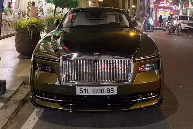 Và đúng với phương châm của Rolls-Royce luôn tạo ra 1 chiếc xe tốt nhất, an toàn cho người sử dụng, Rolls-Royce Spectre được chăm chút thiết kế rất tỉ mỉ, động cơ điện vừa đủ xài, và nội thất vẫn giữa nguyên sự quý tộc, của 1 chiếc xe Rolls-Royce đình đám. Hiện đã có 2 xe Rolls-Royce Spectre về Việt Nam.