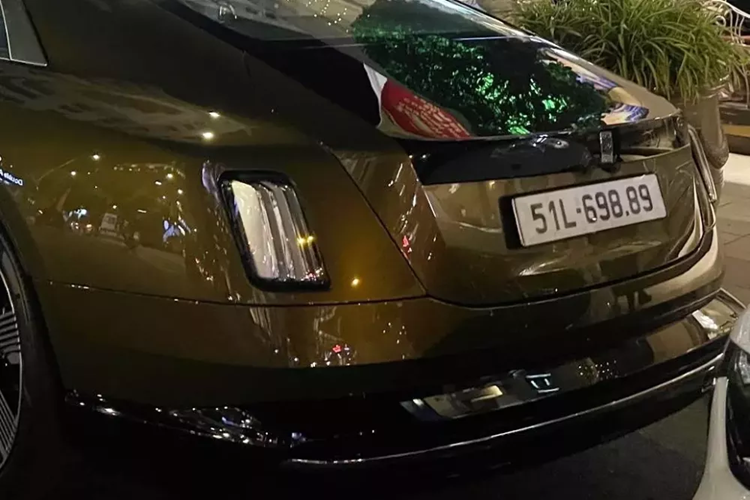 Mức giá xe Rolls-Royce Spectre chạy điện bán chính hãng tại Việt Nam từ 18 tỷ đồng, nhưng chiếc xe này có trang bị tùy chọn thêm, từ màu sơn, mâm đến ngoại thất, nên giá bán có thể trên 25 tỷ đồng, chưa bao gồm các chi phí để xe lăn bánh.