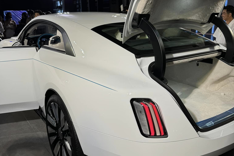 Điểm nhấn của dòng xe này chính là việc Rolls-Royce bỏ vào chút hồn cho Spectre qua đôi mắt rất cuốn, đây là lần đầu hãng xe Anh quốc đặt đèn pha với vị trí thấp đến vậy, và cũng là chiếc Rolls-Royce duy nhất có dải đèn LED chiếu sáng ban ngày đặt trên đèn pha, cụ thể là ngang bằng với đỉnh của lưới tản nhiệt hình lò sưởi nổi tiếng của hãng xe này.